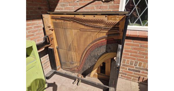 Piano, alleen de klankkast en deel van de ombouw