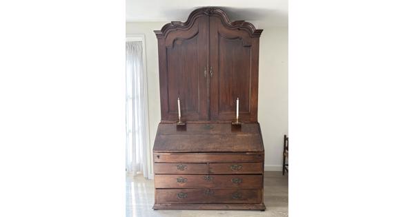 Kast met kuif los aanwezig