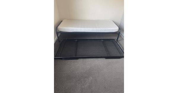 Stalen bed en onderschuifbed 90 x 200