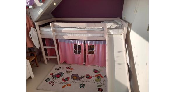 hoogslaper met glijbaan en gordijntjes