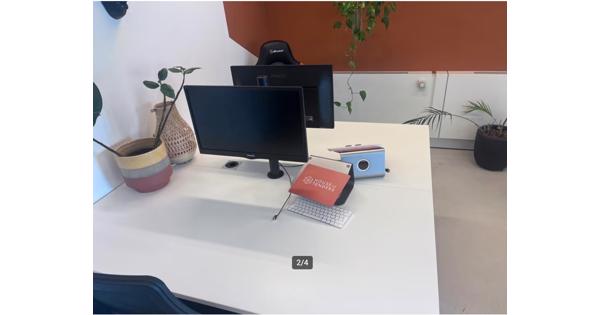 Witte bureaus met Philips schermen en stopcontacten