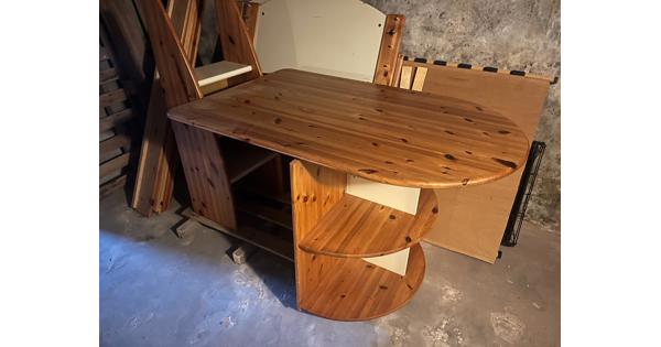 gratis eenspersoonsbed, halfhoogslaper, met trapje, extra (klein) bureautje en het matras (wel gebruikt).