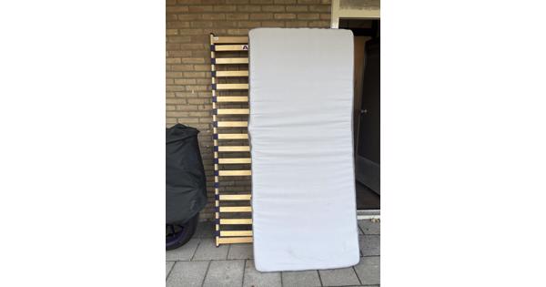 Eenpersoons bed + matras en lattenbodem