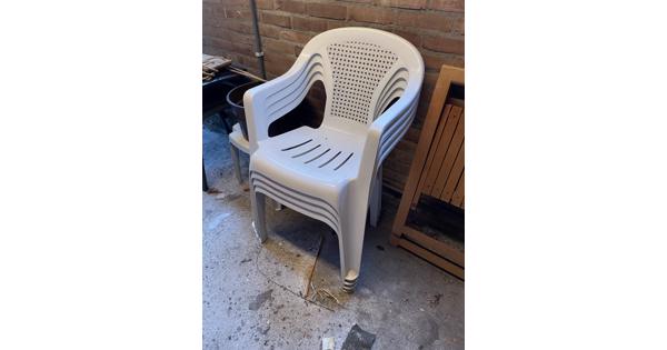 4 witte Plastic Tuinstoelen