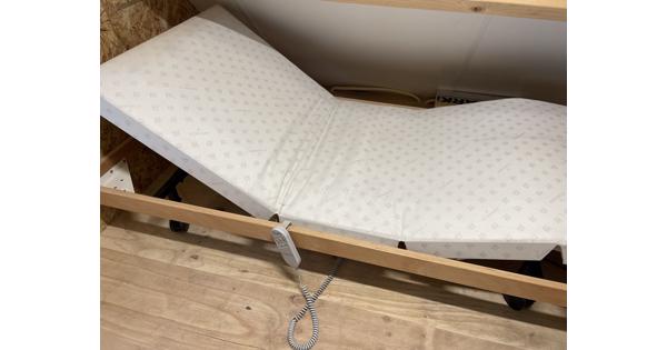 2 verrijdbare bedbodems met matrassen