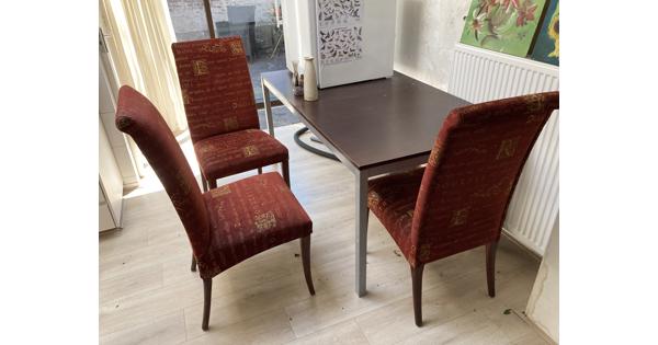 3 eetkamerstoelen, rode stof, hoge rug