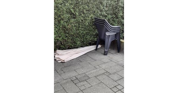 4 antraciet stapelstoelen en parasol incl parasolpoot