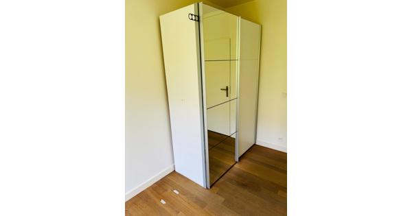 Chique kledingkast met spiegeldeur