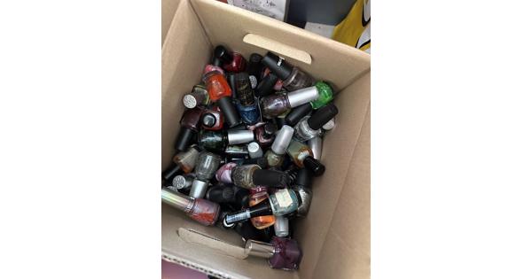 Twee dozen met nagellakken