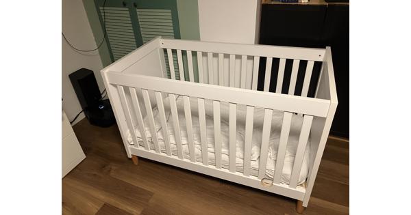Ledikantje met bijhorende ladenkast en kapstok