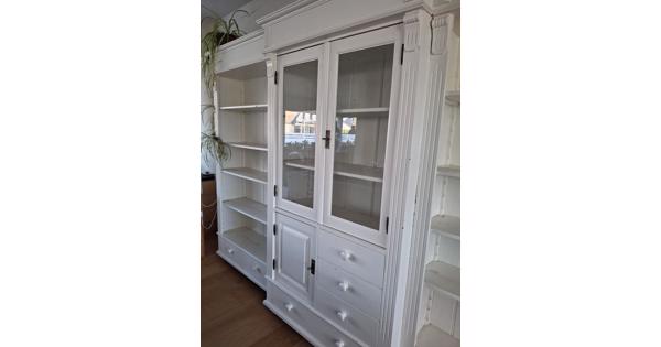 3 delig witte boeken/ vitrine kast, 3m x2m