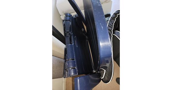 Ligbed blauw kunststof met zwart kussen