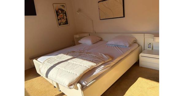 2PERSOONS BED(OMBOUW) MET VERSTELBARE LATTENBODEMS