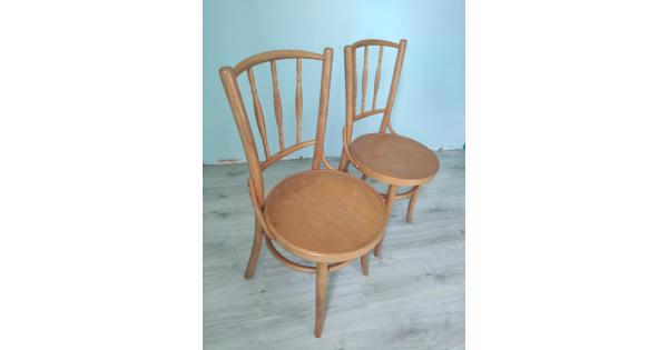 Twee houten stoelen