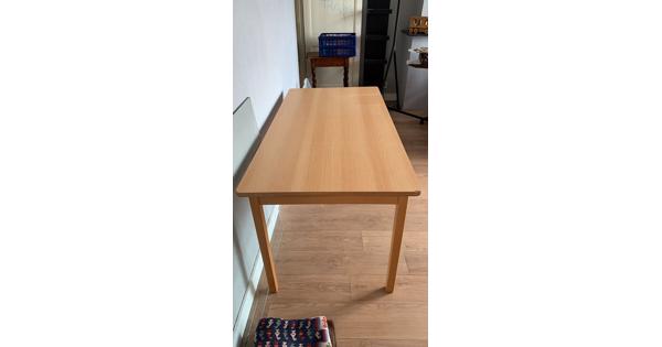 Solide tafel beschikbaar