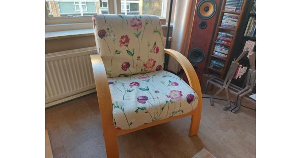 Vrolijke stoel met bloemmotief van Lundia