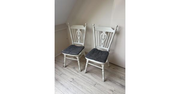 2 witte houten stoelen