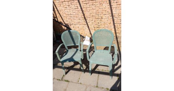 2 groene tuinstoelen