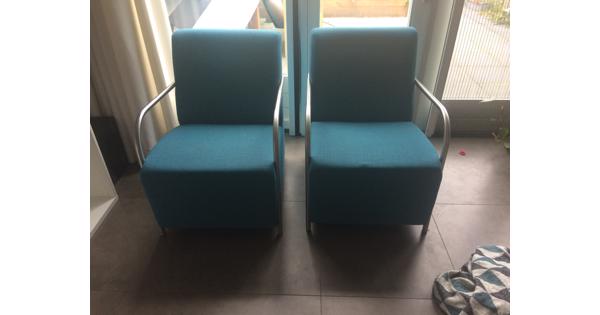 2 groene stoelen