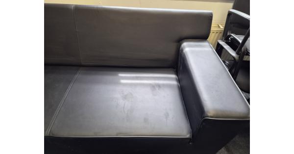 Mancave of voor in hobbyruimte zwart rechtmodel bank en 2 stoelen. Van skai, alleen stoffig bekleding in orde. Makkelijk schoon te maken.