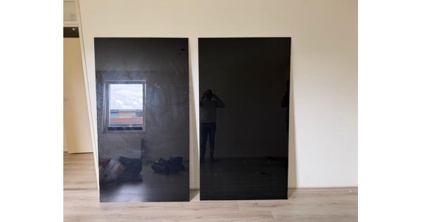 2 zwarte glazen platen