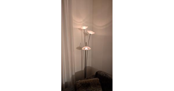 Twee vloerlampen met vloerdimmers