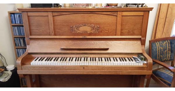 Eikenhouten piano uit de 30'er jaren