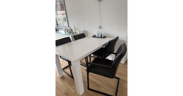 Eethoek (wiite tafel en 4 stoelen)