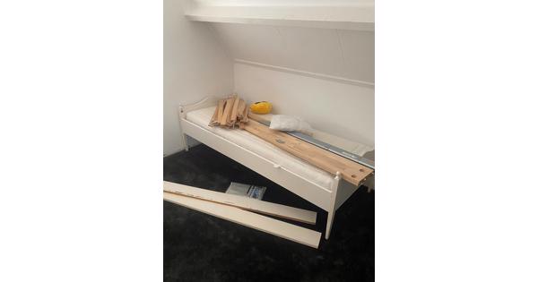 Twee ledikanten met matrassen en een boxspring