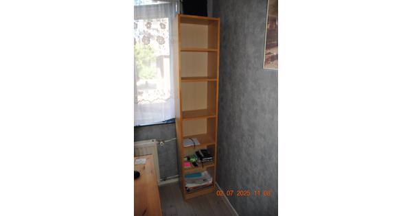 Mooie hoge en slanke boekenkast