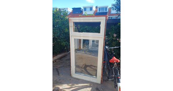 Ramen, deur en houten kozijnen met dubbel glas uit jaren 30 woning in Utrecht