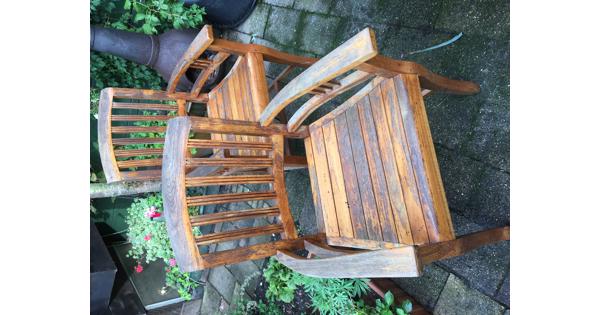 3 houten stoelen