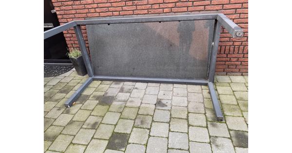 Tuintafel van natuursteen