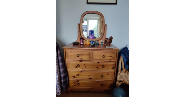 Bed met 2 nachtkastjes en ladekast