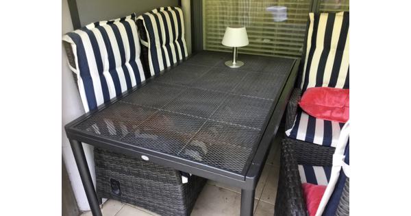 Grote uitschuifbare weerbestendige tuintafel