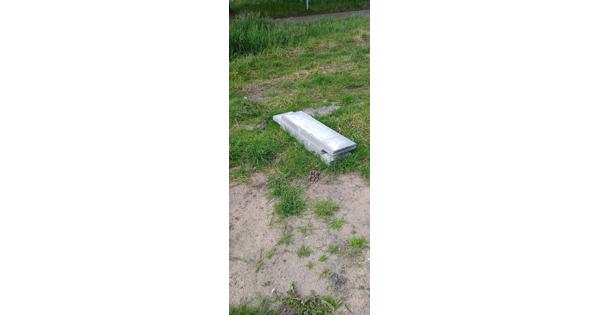 Beton tegels en stoeprand
