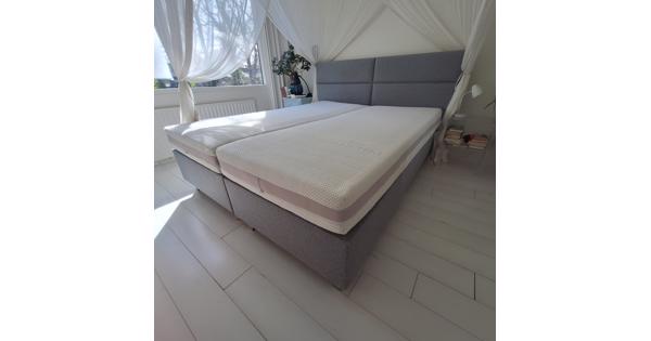 Boxspring 220 x 180 cm met hoofdbord en matrassen