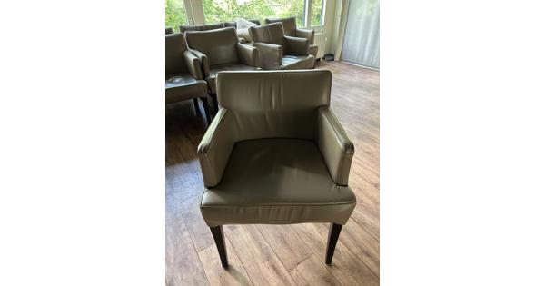 Partij van 38 dezelfde stoelen