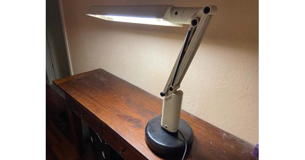 Gratis mooie  buro-lamp met tl verlichting 