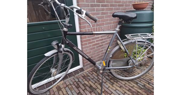 Herenfiets, kan nog lang mee, wel een lekke voorband. Gratis af te halen