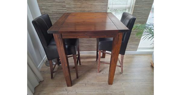 Houten bartafel en twee barkrukken