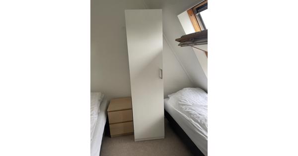 Witte kledingkast – smal model (2 stuks beschikbaar)