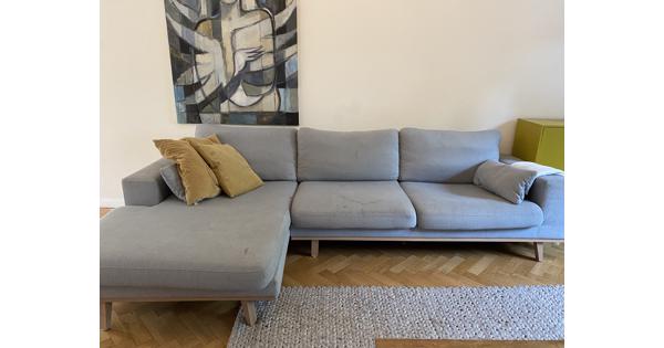 Lichtblauwe bank met chaise longue-deel 