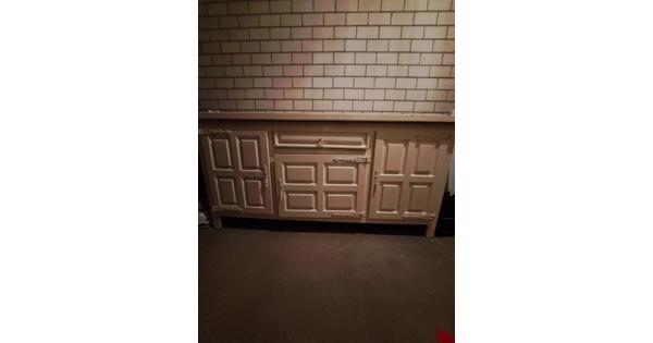 Gebruikt als commode, veel opbergruimte. Verdient tlc!