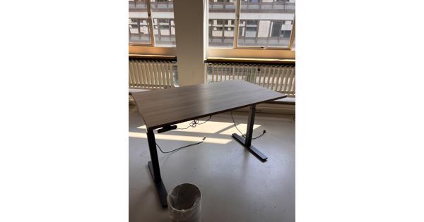 2x standing desks elektrisch maar met gebreken