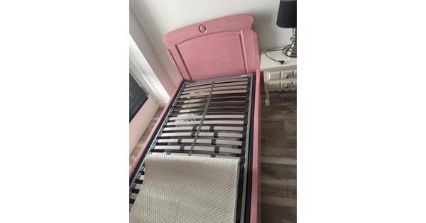 Roze bed van Planet Little 90 x 200 cm