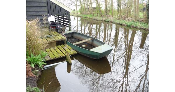 stalen roeiboot met motor