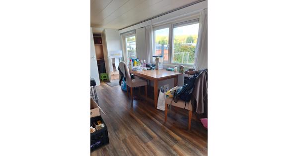 tafel en 4 stoelen