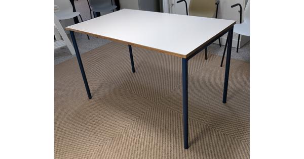 vijf rechthoekige tafels van 70 x 120 cm met licht grijs multiplex blad