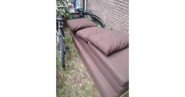 slaapbank 2p circa 200 cm bij 140 cm uitgeklpat misschien iets langer